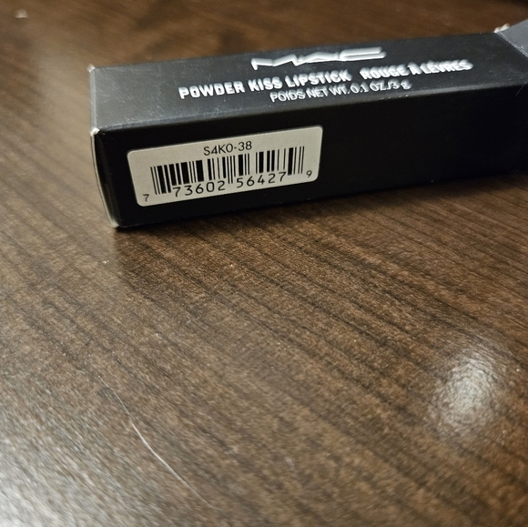 Mac POWDER KISS LIPSTICK on Stay Curious 923 (NIB) - Picture 5 of 5